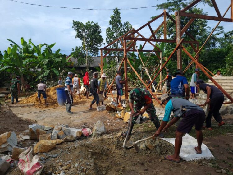 Peduli terhadap warga, Babinsa Kodim 0421/Ls Perbaiki Rumah korban Kebakaran
