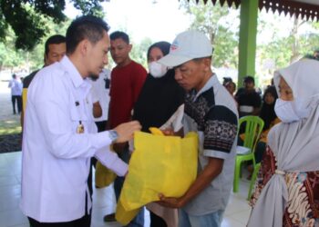 Wabup Lampura Bagi Sembako Untuk Warga Kurang Mampu
