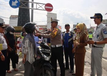 Hari terakhir Operasi Keselamatan, Polres Pringsewu Gelar Gebyar Keselamatan Lalu Lintas Di Simpang Tugu Tani