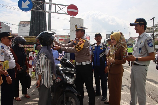 Hari terakhir Operasi Keselamatan, Polres Pringsewu Gelar Gebyar Keselamatan Lalu Lintas Di Simpang Tugu Tani