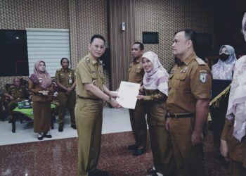 Pj. Bupati Pringsewu Serahkan Surat Kakanreg V BKN Tentang Pencantuman Gelar Pendidikan PNS