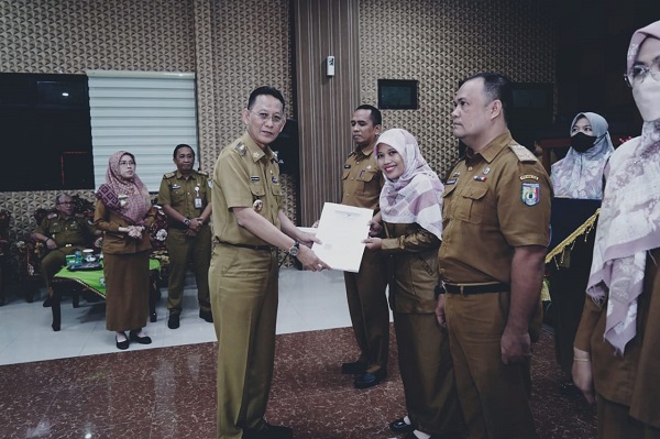 Pj. Bupati Pringsewu Serahkan Surat Kakanreg V BKN Tentang Pencantuman Gelar Pendidikan PNS