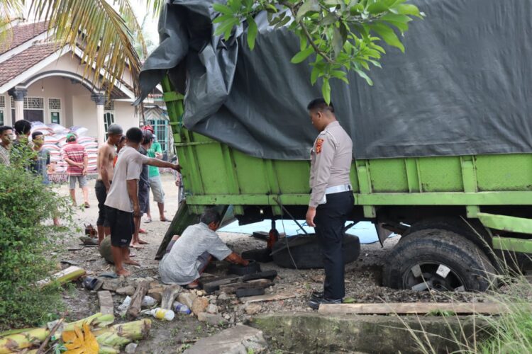 Truk Fuso Bermuatan 20 Ton Beras Terperosok di Jalinbar Pringsewu