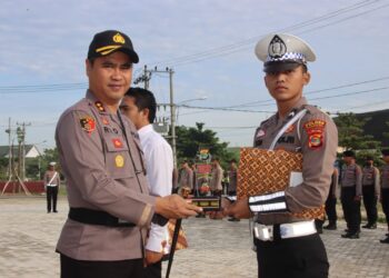 Bentuk Apresiasi, Kapolres Pringsewu Berikan Penghargaan Kepada Personelnya Yang Berprestasi