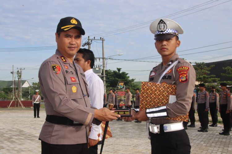 Bentuk Apresiasi, Kapolres Pringsewu Berikan Penghargaan Kepada Personelnya Yang Berprestasi