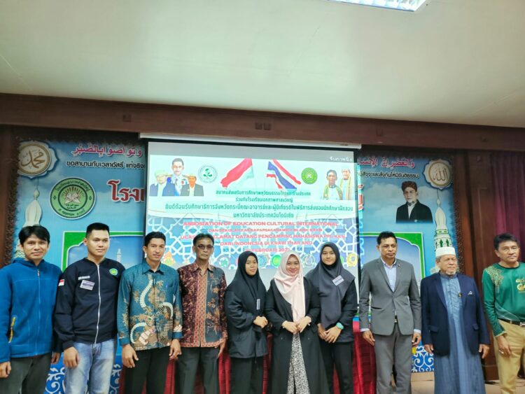 Disambut Kepala Dinas Pendidikan Krabi, Dua Mahasiswa UM Metro Magang di Eakkapap Sasanawich Islamic School