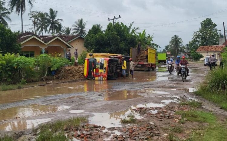 Akibat Jalan Rusak, 1 Unit Mobil Truk Terbalik di Tubaba