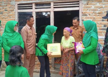 Peduli Lansia kurang mampu, Persit Kartika Chandra Kirana Ranting 4 Koramil 03/Penengahan Berbagi.