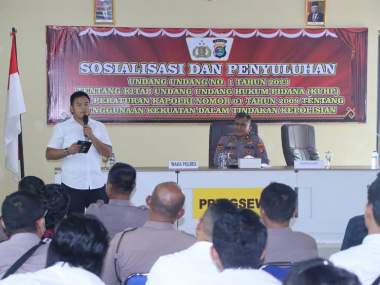 Polres Pringsewu Sosialisasikan KUHP Baru Kepada Anggotanya