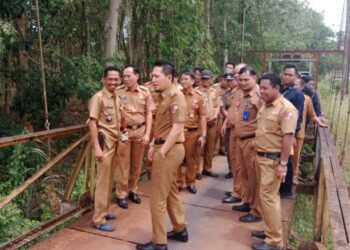 Dengar Aspirasi Masyarakat, Wabup Lampura Tinjau Jembatan Gantung Di Desa Surakarta