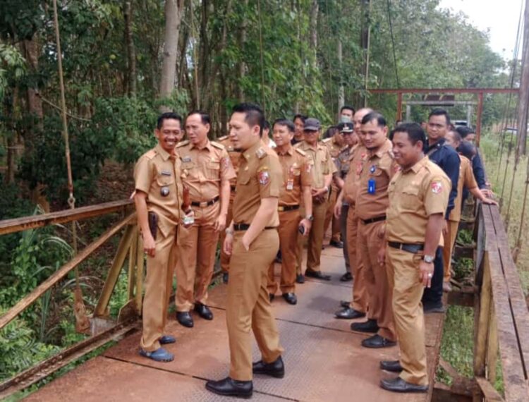 Dengar Aspirasi Masyarakat, Wabup Lampura Tinjau Jembatan Gantung Di Desa Surakarta