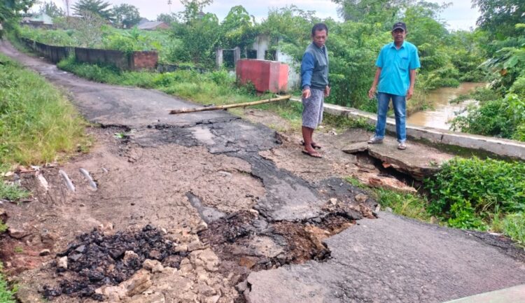 Dua Hari Hujan Deras, Jembatan Di Jalan Gotong Royong Kotabumi Ambruk