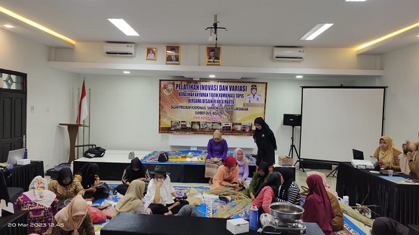 Pemkab Tubaba Kembangkan Kerajinan Anyaman Tiqew Kombinasi Tapis