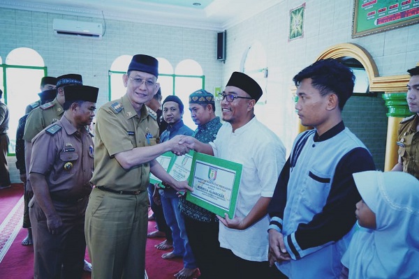 Penjabat Bupati Pringsewu Serahkan Bantuan Rumah Ibadah & Lembaga Keagamaan