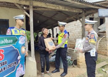Baksos Ramadhan, Polres Mesuji Bagikan Sembako dan Takjil Kepada Warga Lansia