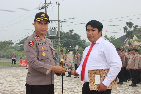 Berhasil Ungkap 11 Kasus Narkotika, Briptu Reza Setiaji Dapat Penghargaan Dari Kapolres Pringsewu