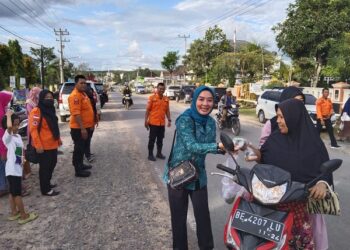 Turun Kejalan, Darma Wanita BPBD Mesuji Bagikan Takjil Gratis