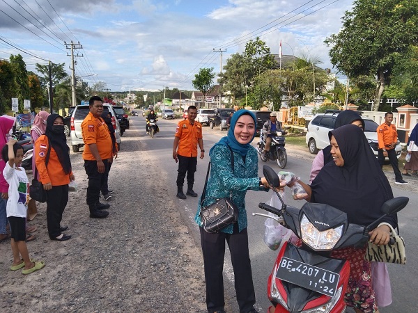 Turun Kejalan, Darma Wanita BPBD Mesuji Bagikan Takjil Gratis