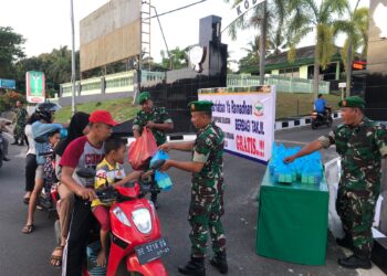 Jelang Berbuka, Kodim 0421 Bagikan Takjil Gratis Kepada warga Pengguna jalan