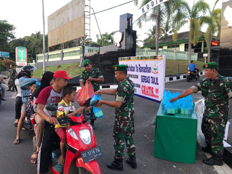 Jelang Berbuka, Kodim 0421 Bagikan Takjil Gratis Kepada warga Pengguna jalan