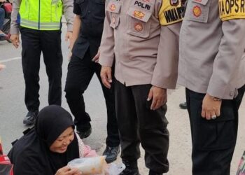 Borong Takjil Pedagang, Kapolres Mesuji Berikan Menu Berbuka Gratis Kepada Warga
