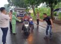 Diguyur hujan, Koramil 421-03  bersama Polsek Panengahan  Bagikan Takjil kepada Warga.