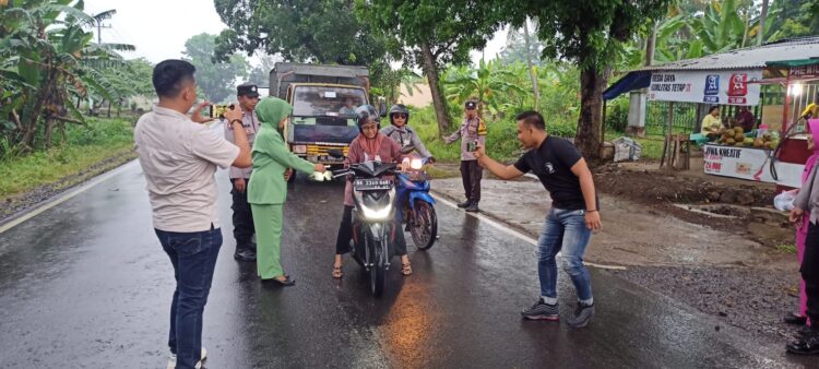 Diguyur hujan, Koramil 421-03  bersama Polsek Panengahan  Bagikan Takjil kepada Warga.