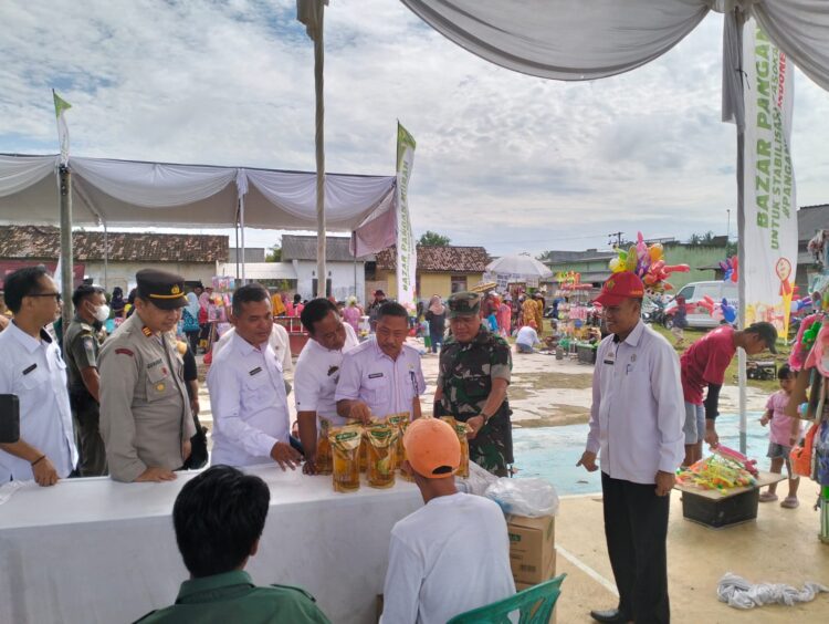 Koramil 421-07/SDM,  Dampingi   Pelaksanaan Pasar Murah.