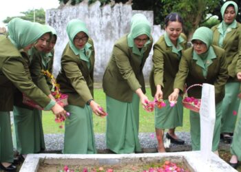 Ingat Jasa Para Pahlawan, Persit KCK Kodim 0421sempatkan diri ziarah Ke TMP.