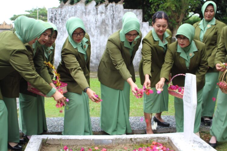 Ingat Jasa Para Pahlawan, Persit KCK Kodim 0421sempatkan diri ziarah Ke TMP.