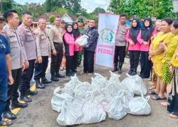 Bantu Korban Banjir Di Lampura, Polres Bersama Bhayangkari Bagikan Sembako Dan Pengobatan Gratis