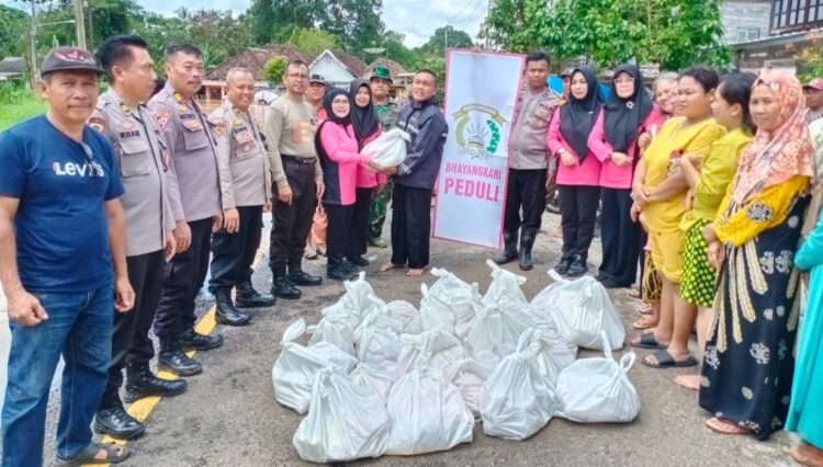 Bantu Korban Banjir Di Lampura, Polres Bersama Bhayangkari Bagikan Sembako Dan Pengobatan Gratis