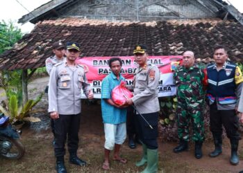 Pasca Banjir, Polres Lampura Terus Salurkan Bantuan Sembako Dan Pengobatan Gratis