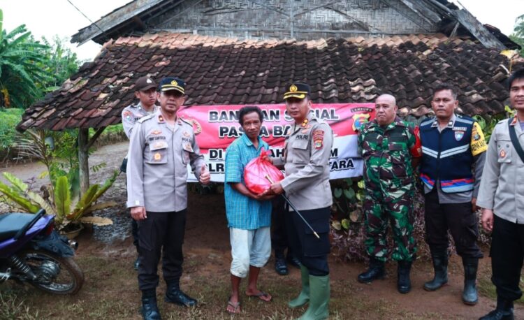 Pasca Banjir, Polres Lampura Terus Salurkan Bantuan Sembako Dan Pengobatan Gratis