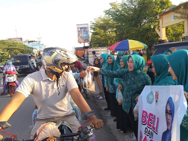 TP PKK Dharma Wanita Pemkab Mesuji, Bagikan Takjil Gratis di Simpang Pematang