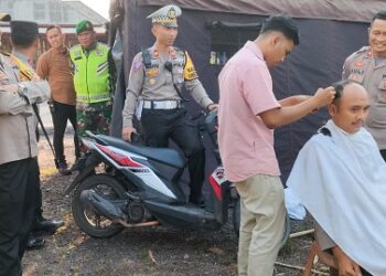 Sidak, Kapolres Mesuji Bawa Tukang Cukur Bagi Anggota Berambut Gondrong