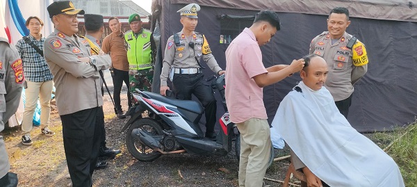 Sidak, Kapolres Mesuji Bawa Tukang Cukur Bagi Anggota Berambut Gondrong