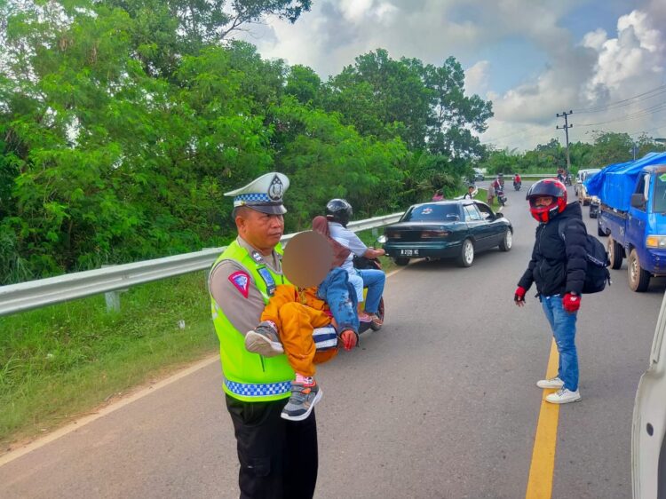 Aksi Heroik Satgas Kamseltibcarlantas Polres Mesuji, Evakuasi Balita Korban Laka Lantas ke Rumah Sakit