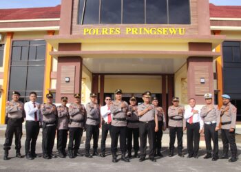 Kapolres Pringsewu Pimpin upacara Kenaikan Pangkat Pengabdian dan Pemberian Penghargaan Personel Berprestasi