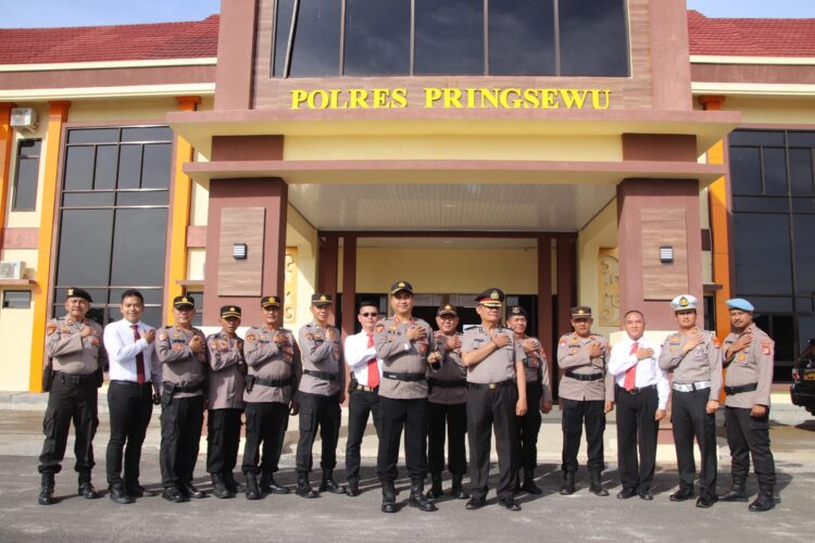 Kapolres Pringsewu Pimpin upacara Kenaikan Pangkat Pengabdian dan Pemberian Penghargaan Personel Berprestasi