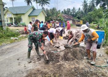 Pasang Gorong Gorong dan Cor Jalan, Babinsa 0421 Dukung pembangunan Desa.