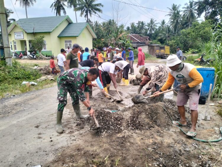 Pasang Gorong Gorong dan Cor Jalan, Babinsa 0421 Dukung pembangunan Desa.