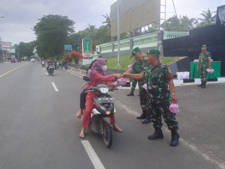Warga yang melitas di Kodim 0421/Ls, Langsung diserbu Takjil.