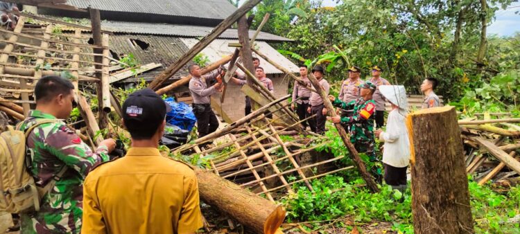 Terdampak bencana alam angin puting beliung, Dandim 0421/Ls Perintahkan Danramil Bantu Warga