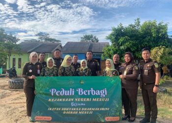 Gelar Program Peduli Berbagi, Kejari Mesuji Bagikan Paket Sembako dan Takjil
