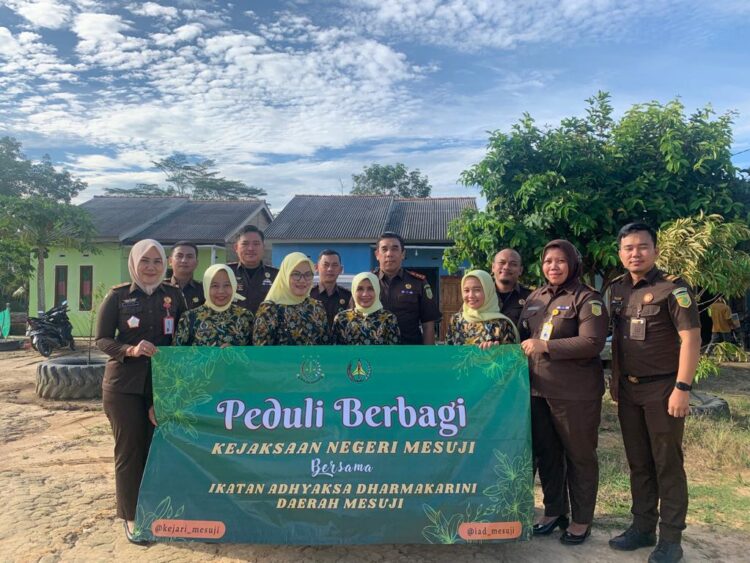 Gelar Program Peduli Berbagi, Kejari Mesuji Bagikan Paket Sembako dan Takjil
