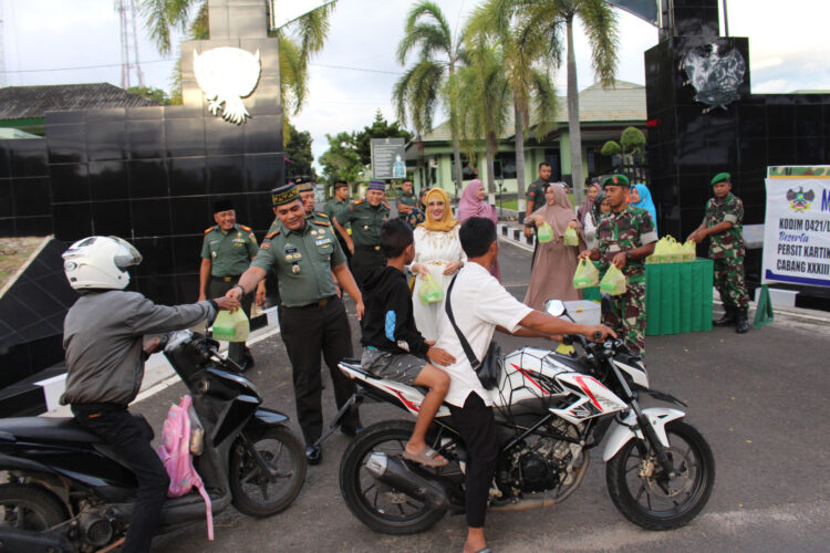 Ke 22 hari Bulan Ramadhan, Dandim 0421/Ls  Turun ke jalan  berbagi Takjil
