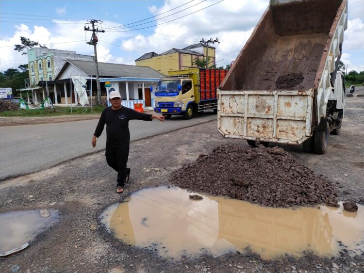 Gandeng Perusahaan, Pemkab Mesuji Perbaiki Beberapa Ruas Jalan Untuk Persiapan Mudik Lebaran