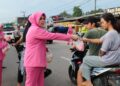 Ketua Bhayangkari Polres Mesuji Beserta Pengurus, Bagikan Takjil Gratis Jelang Lebaran