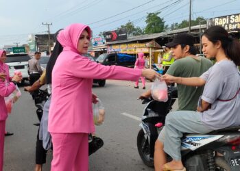 Ketua Bhayangkari Polres Mesuji Beserta Pengurus, Bagikan Takjil Gratis Jelang Lebaran